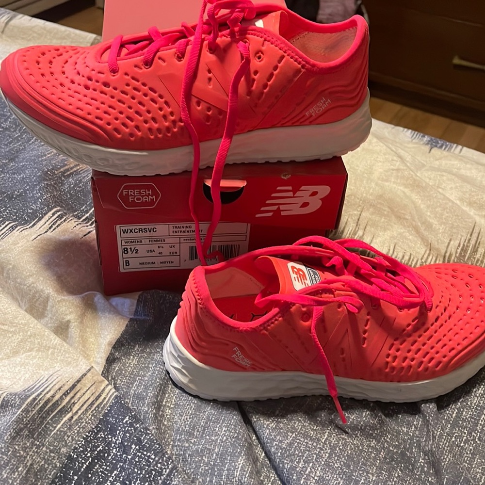 Brand new never worn New Balance women’s sneakers